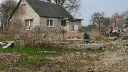Beje - bėgimai vyko teritorijoje šalia kažkokių latvių veisėjų namų. Štai taip jie ir atrodo: kieme vaikštinėja didingi greihaundai, o aplink - skurdas, šiukšlynas ir gūdūs laukai...